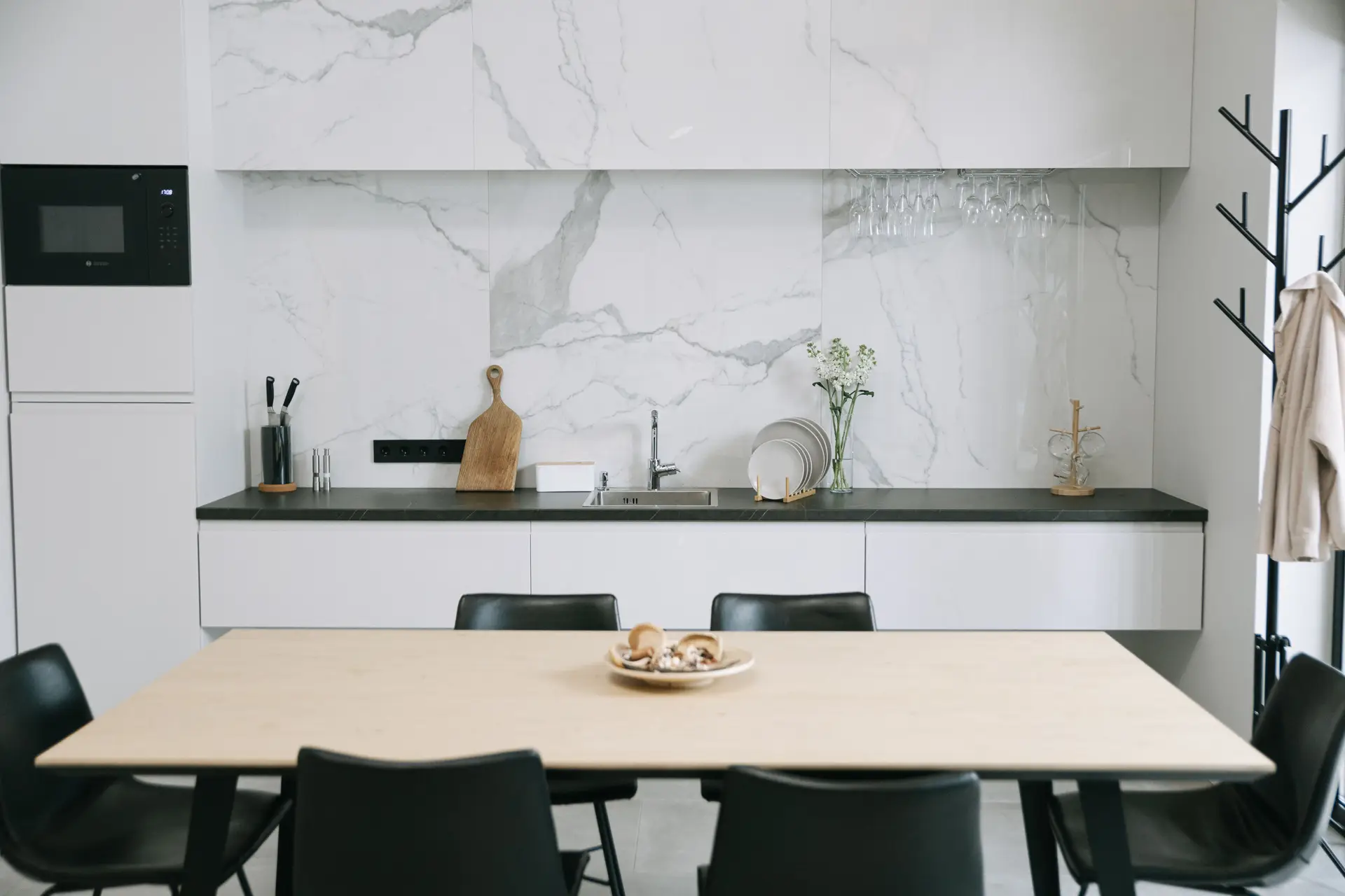 Moderni minimalistinen keittiö marmorilla ja luonnonpuulla